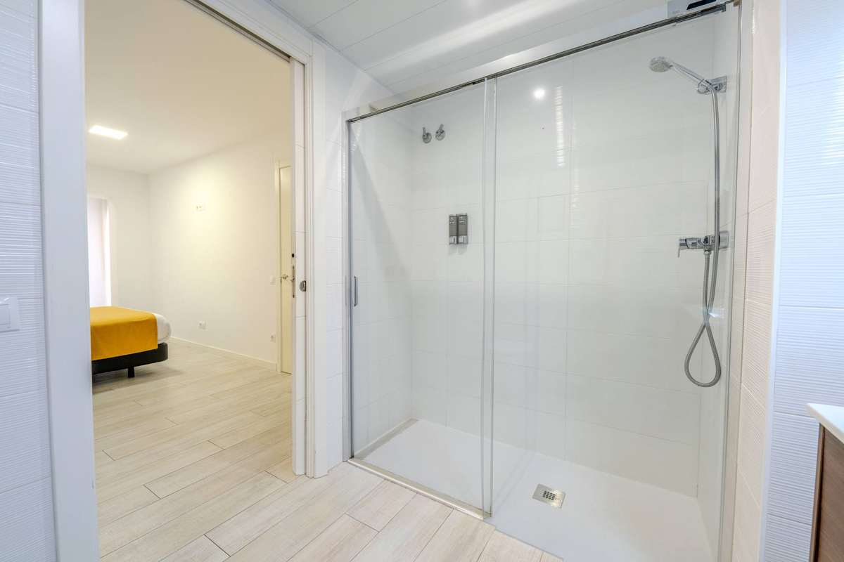Baño con ducha del apartamento de un dormitorio superior del Castell Beach Aparthotel