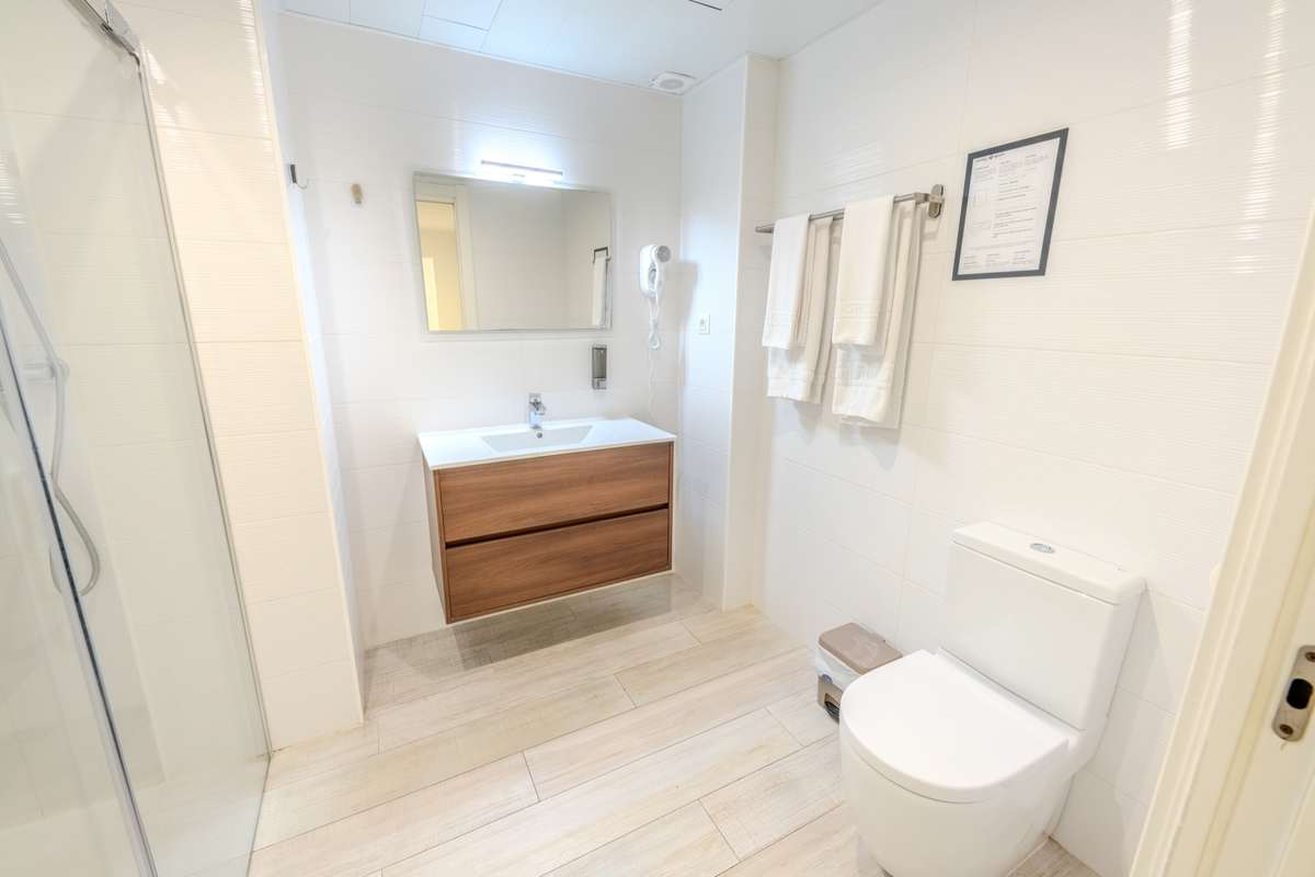 Baño del apartamento de un dormitorio superior del Castell Beach Aparthotel