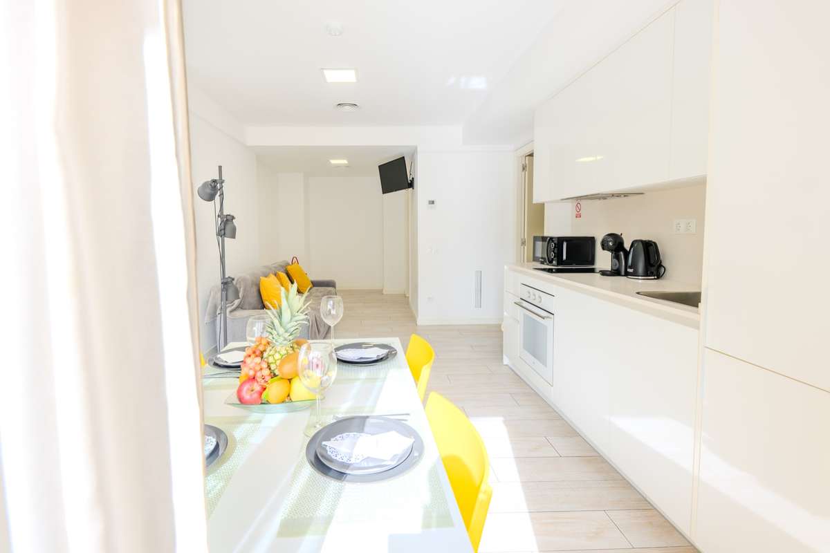Comedor y cocina equipada del apartamento de un dormitorio superior del Castell Beach Aparthotel