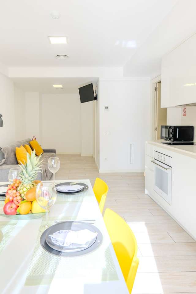 Comedor y cocina equipada del apartamento de un dormitorio superior del Castell Beach Aparthotel