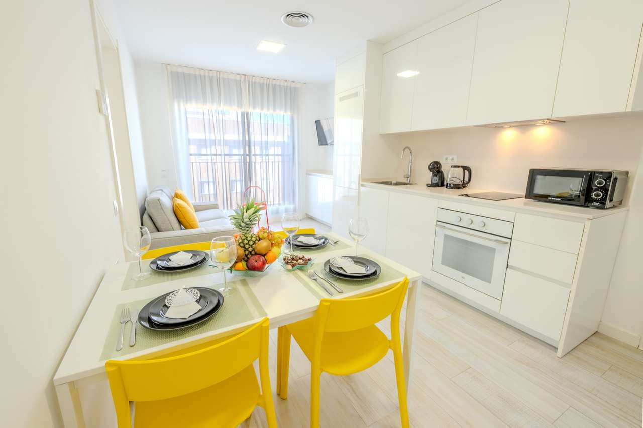 Comedor para cuatro y cocina equipada del apartamento de dos dormitorios