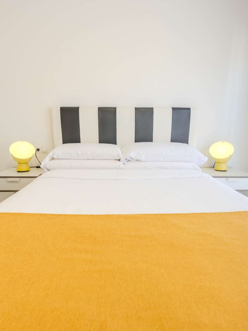 Dormitorio con cama de matrimonio de un apartamento del Castell Beach Aparthotel en Castelldefels
