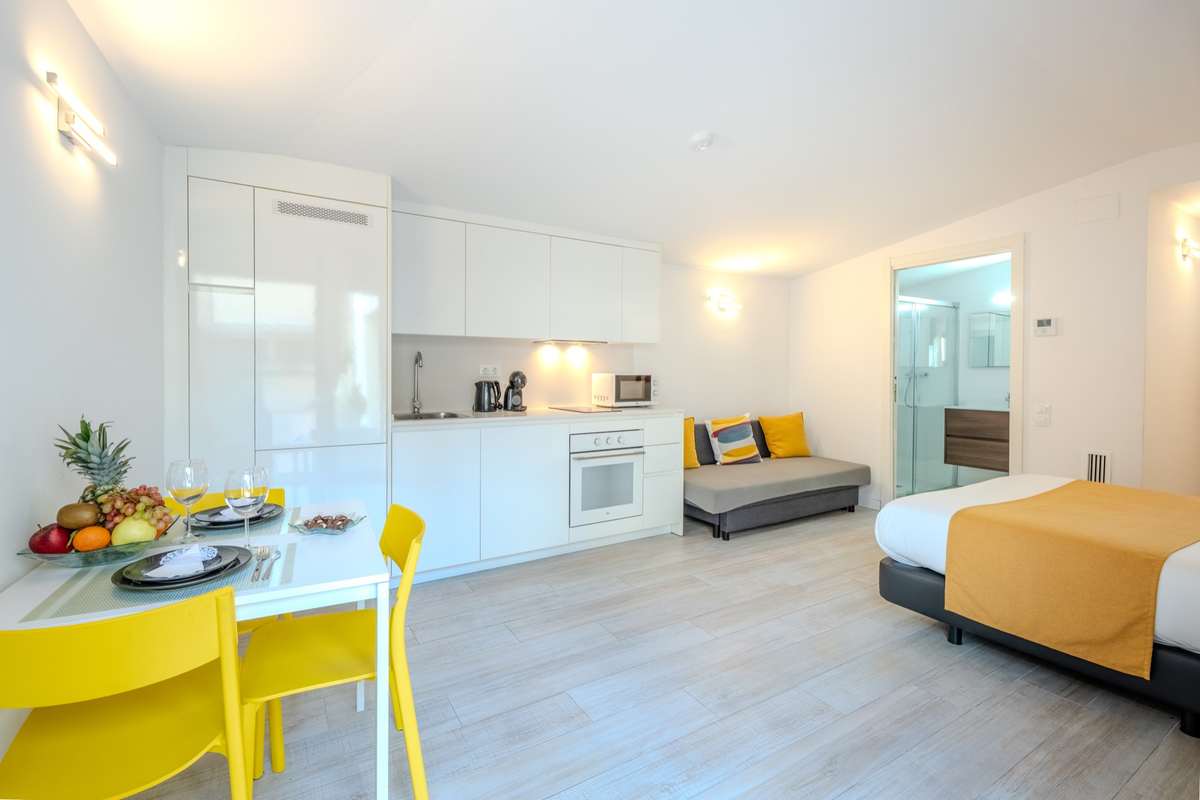 Estudio con cocina equipada del Castell Beach Aparthotel en Castelldefels