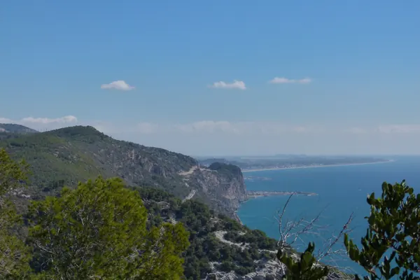 Las Costas del Garraf: montañas verdes que caen al mar azul, con la carretera de la costa a media ladera