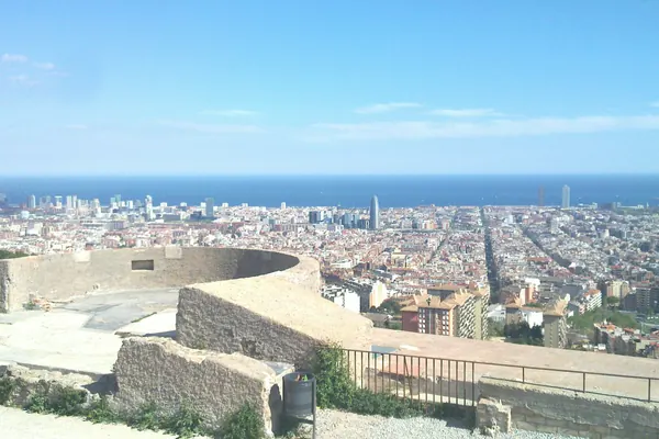 Los restos de la batería antiaérea del Turó de la Rovira, con toda Barcelona y el mar detrás