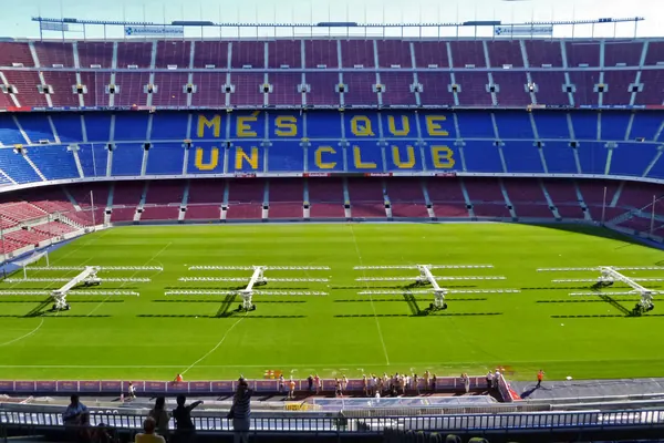 Las gradas azulgrana del Camp Nou con el lema «Més que un club», antes de las obras del nuevo estadio