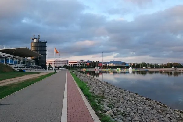 El Canal Olímpic de Catalunya: la lámina de agua, el paseo de la orilla, la tribuna y la torre
