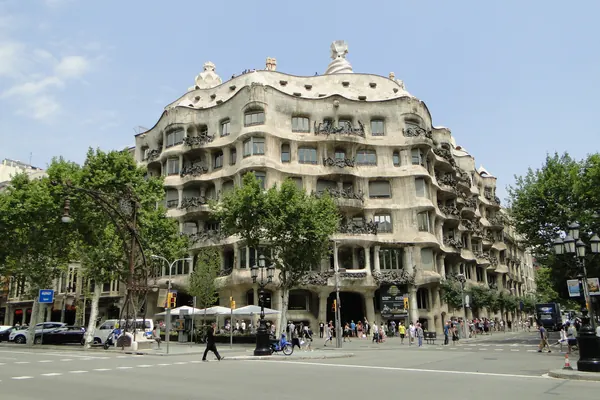 La Pedrera (Casa Milà), con su fachada ondulada de piedra, en la esquina del Passeig de Gràcia