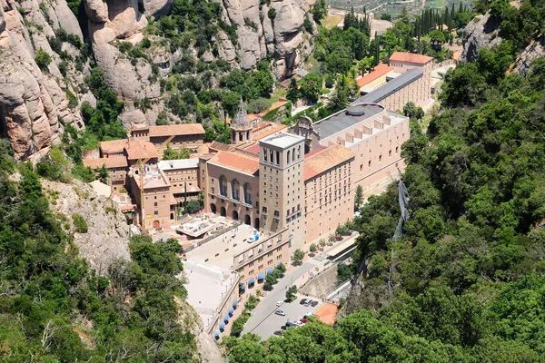 El monasterio de Montserrat visto desde arriba, entre las rocas de la montaña y el bosque