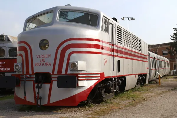 La locomotora Talgo «Virgen de Begoña», plateada y roja, expuesta en el Museu del Ferrocarril de Vilanova i la Geltrú