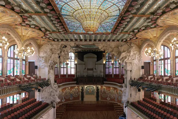 La sala de conciertos del Palau de la Música Catalana, con la gran claraboya de vidrio de colores y el órgano